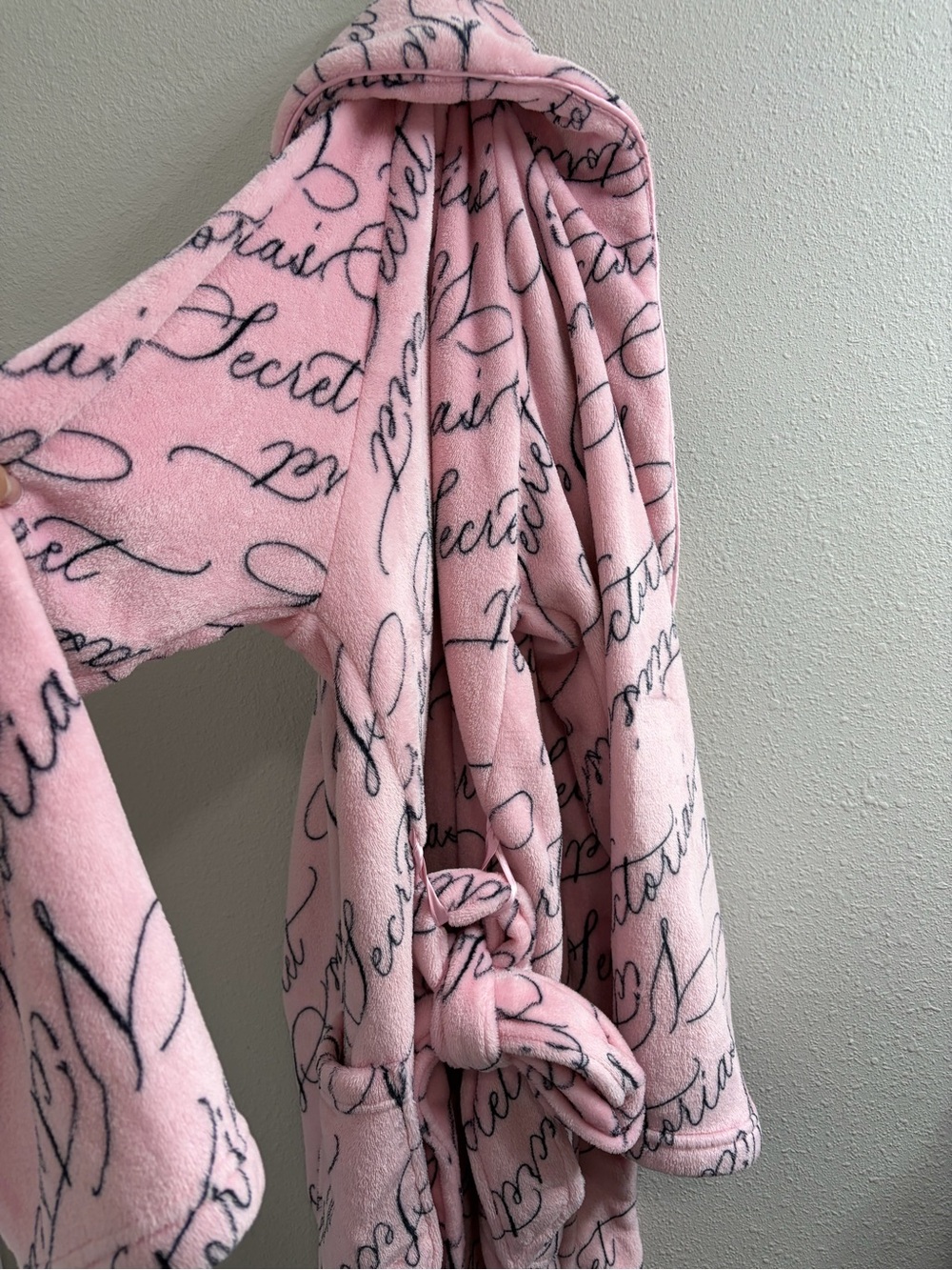 Plush Script-Print Hooded Robe - Pink